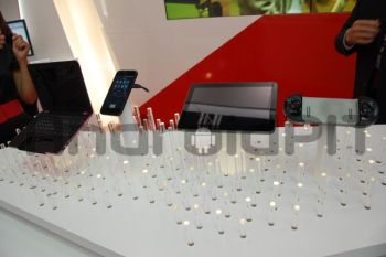 The Spider smartphone and 3 PAD (dock) accessories